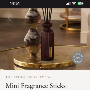 Rituals Ayurveda Mini Fragrance Sticks Doftpinnar - Snygga doftpinnar från Rituals The Ritual of Ayurveda med en elegant mörkröd glasflaska och svarta pinnar. Kommer i en stilren röd förpackning. Doften är inspirerad av indisk ros och sötmandelolja, perfekt för att skapa en harmonisk vibe hemma. Ny och oljad.