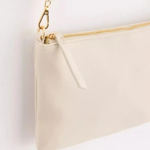 Beige/vit väska - Stilren beige axelväska med avtagbar rem och guldfärgade metalldetaljer. Endast använd 1 gång. Hör av er vid frågor eller fler bilder ❤️‍🔥