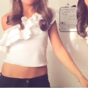 Vit offshoulder volangtopp - Säljers en vit offshoulder topp med volanger, från Zara! Storlek S ! Jättefint skick, tveka inte vid funderinhar!🙌💞