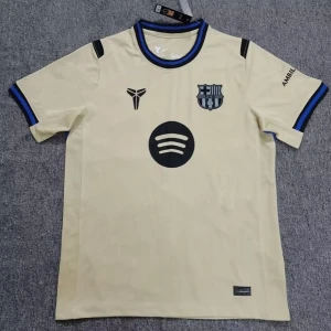 Barcelona beige fotbollströja Nike - Snygg beige Barcelona fotbollströja med svarta detaljer och blåsvarta ränder på ärmslut och krage. Tröjan har klubbmärke, sponsorlogga (Spotify) och Ambilight-tryck på ärmen. Tillverkad i lätt och ventilerande material, perfekt för match eller träning.