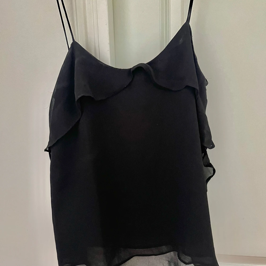 Svart volang-linnetopp från Mango