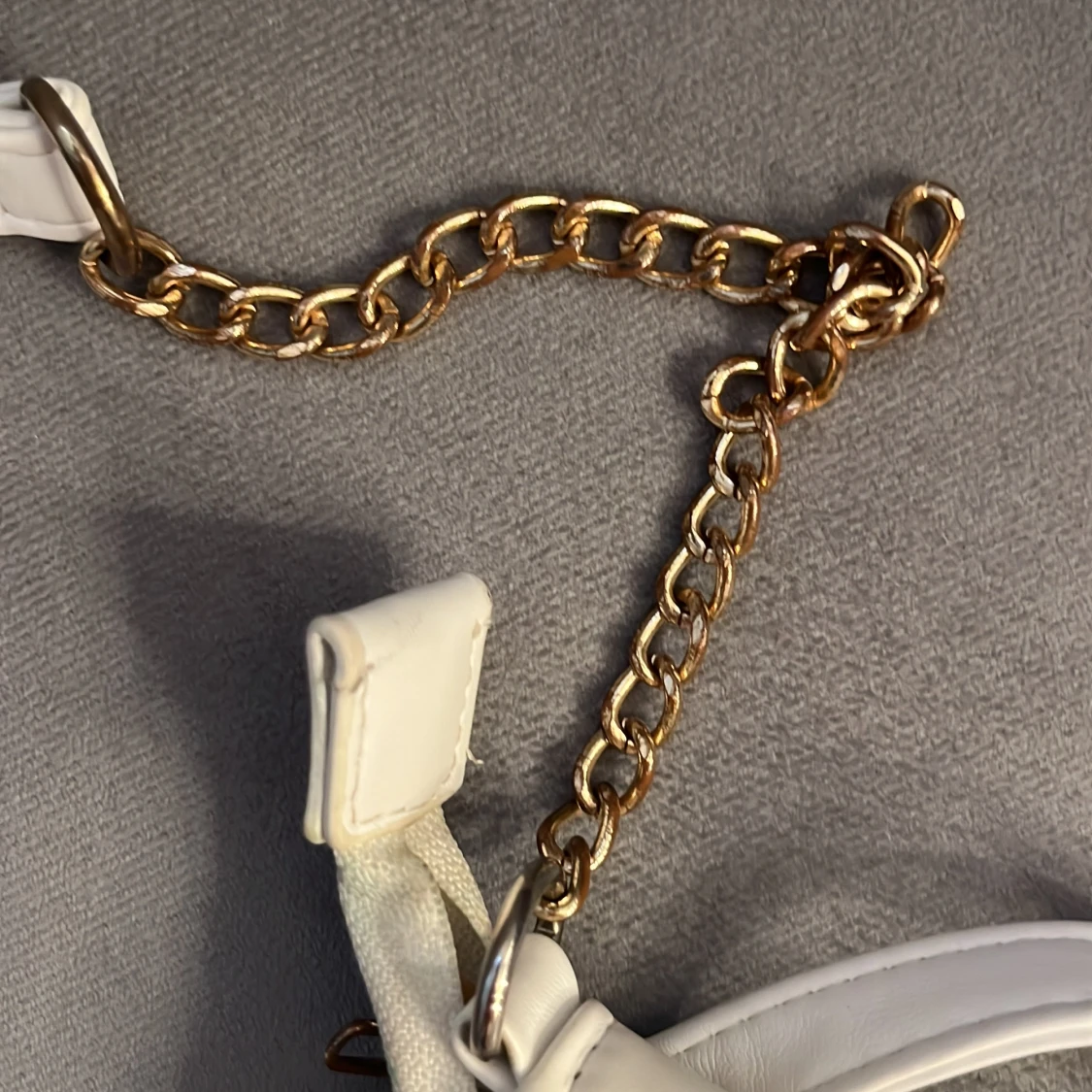 Vit quiltad axelväska med guldkedja - 3