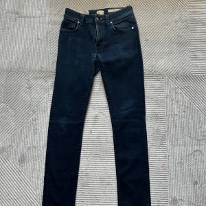 Tramarossa Leonardo slim | W32 - Tramarossa modell Leonardo slim | mycket fint skick och inga defekter | jeansen är av hög kvalité och har många detaljer | om du vill ha mer bilder eller vill ha mått  tveka då inte på att höra av dig | ⚜️