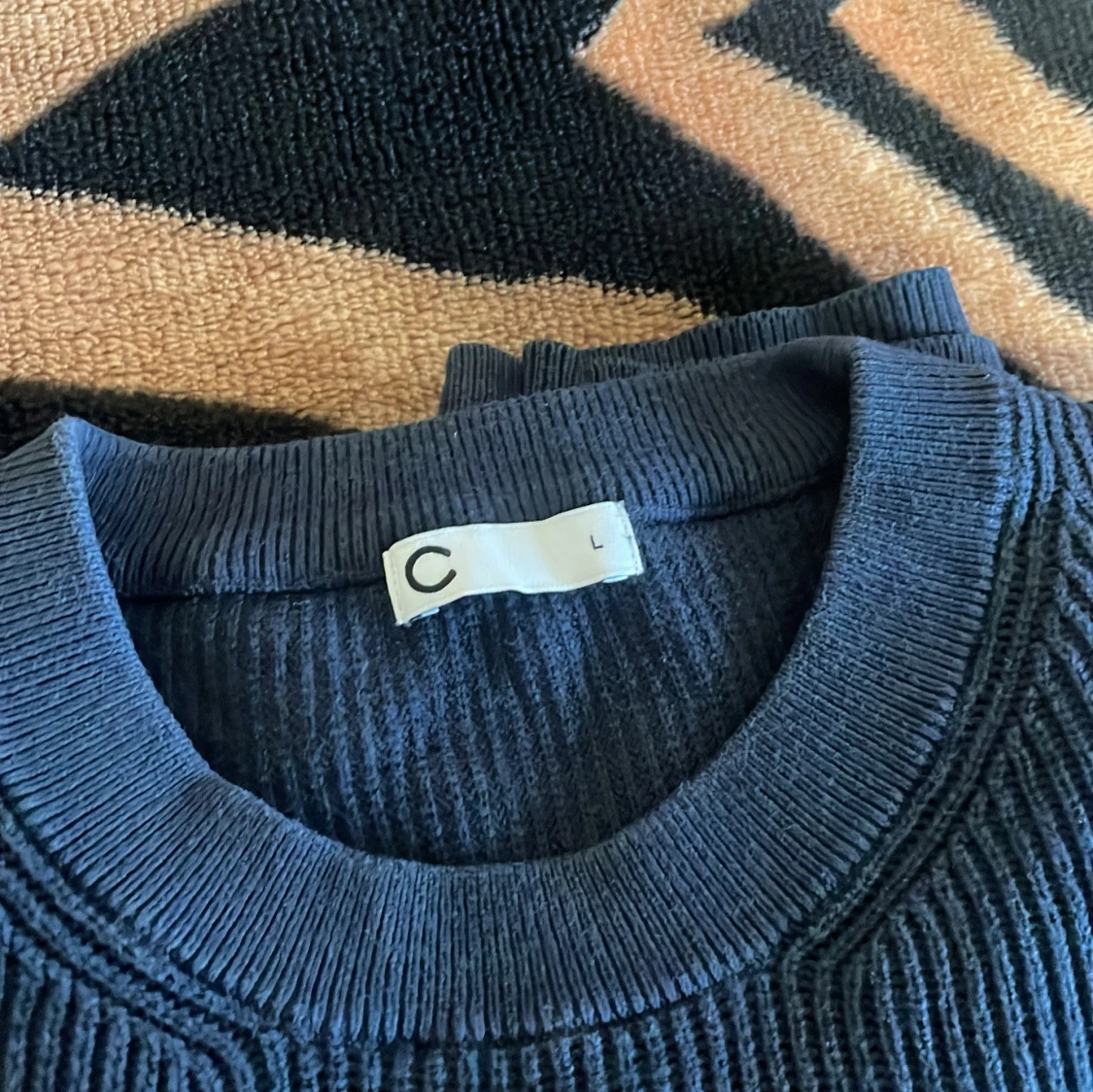 Mörkblå ribbad stickad tröja L - 2
