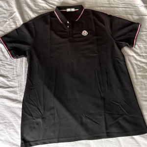 Moncler pike 3 stycken -  Väldigt bra skick på alla förutom att den vita har ett litet hål Svarta 1000kr Röda 1000kr Vita 500kr