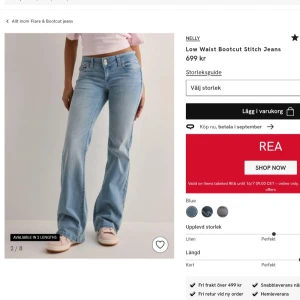 Trendiga Lågmidjade jeans  - Snygga bootcut jeans i ljusblå denim från Nelly med låg midja och klassisk femficksdesign. Jeansen har en lätt utsvängd passform nertill och coola sömdetaljer på bakfickorna. Perfekta för en avslappnad och trendig look i stlrk 32 dom är lite nertrappande längst ner vit bennet