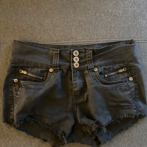 Svarta jeansshorts med slitningar - Säljer ett par svarta shorts med slitningar ifrån Marc Lauge i storlek 36 (ungefär samma som S). Kontakta mig vid frågor! Pris är diskuterbart💕💕