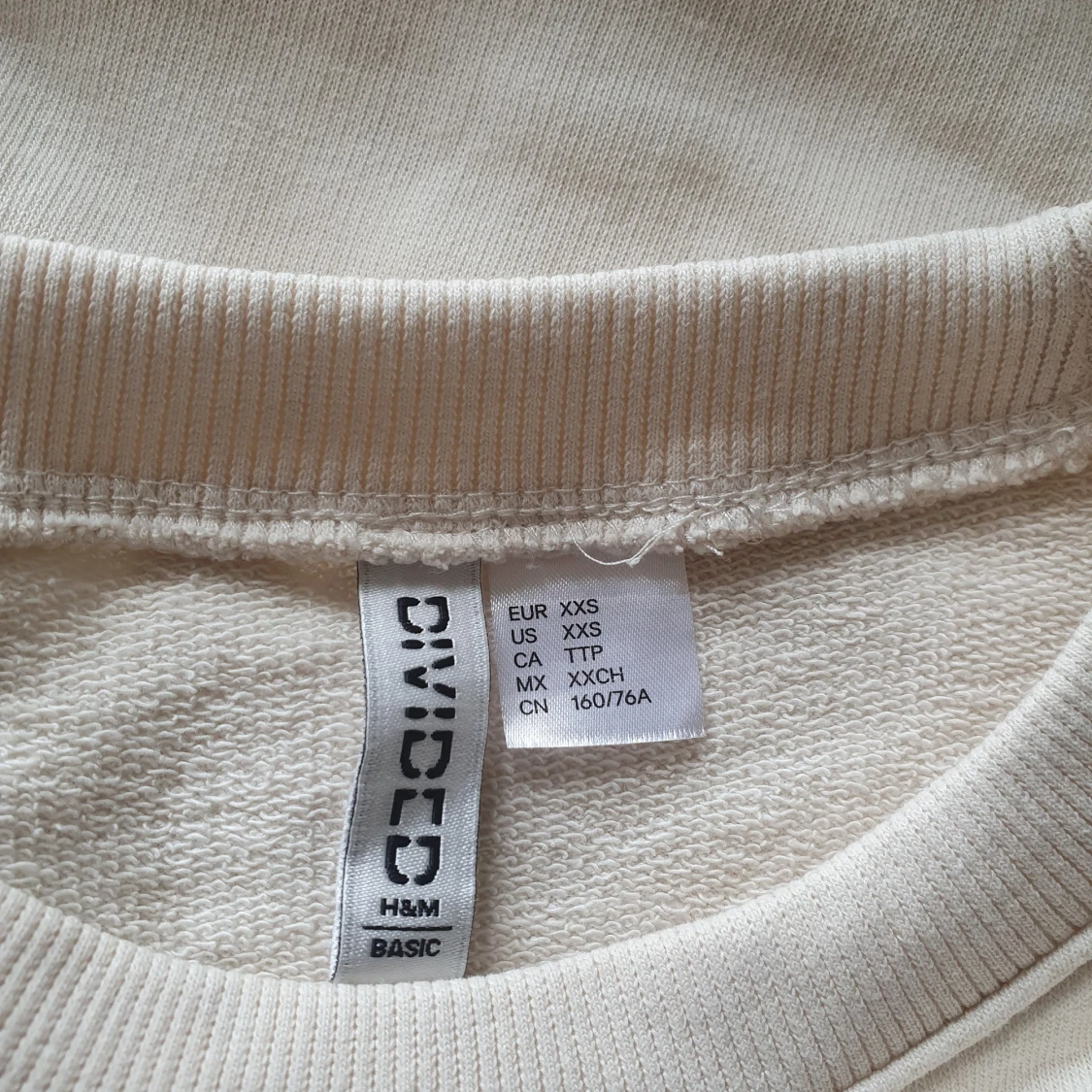 Beige croppad sweatshirt från H&M Divided - 2