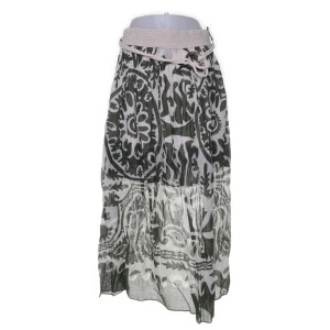 Vit och grå långkjol med mönster - Flowig långkjol i vitt och grått med stort, bohemiskt mönster och knytband i midjan. Kjolen är tillverkad i ett tunt, luftigt material som passar perfekt för varma dagar. Snygg att styla med en enkel topp och sandaler.