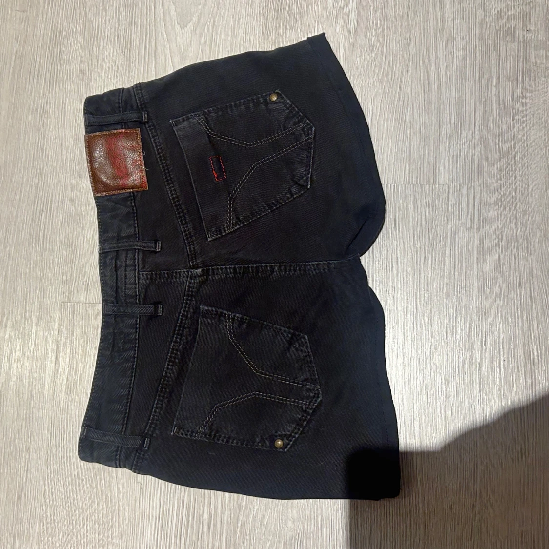 Svarta jeansshorts med snygga fickor - 3