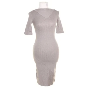 Grå ribbad klänning  - Snygg grå ribbad klänning med diskreta diagonala sömmar som ger en cool detalj. Modellen är kroppsnära och har en enkel, stilren look som passar clean girl stilen. Mjuk och stretchig för maximal komfort och shaping. Säg till om du vill ha bild på hela klänningen; Bilderna beskärs så dumt i appen.