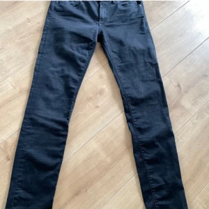Replay anbass hyperflex - Säljer nu dessa Replay Hyperflex jeans som överlag är i fint skick, skriv för fler bilder/frågor🙌 31/30. Modellen på bilden är 180 och väger cirka 67 kg. 