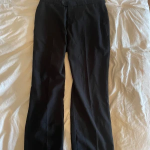 Kostymbyxor  - Riktigt snygga kostymbyxor, säljer dem eftersom jag har flera par av kostymbyxor. Tyvärr är storleken svår att säga eftersom det står ingen men jag är 183 och tycker de sitter riktigt bra men skriv för bilder på! 