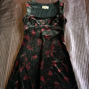 Whimsigoth velvet dress - Jättefin i väldigt bra skick! Skiftar i svart och rött, skulle uppskatta denna till en M.