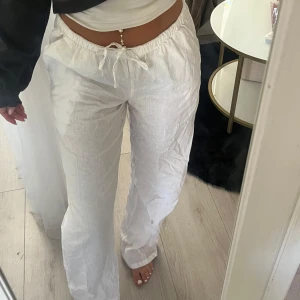 Vita linnebyxor med snörning - Ett par snygga vita linnebyxor från ginatricot 🥰