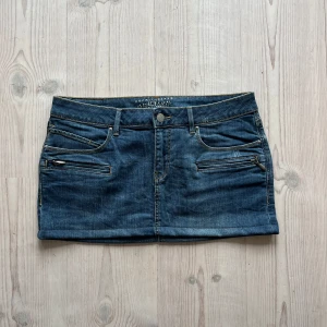 Blå lågmidjad jeanskjol  - Blå jeanskjol från Esprit i storlek 29, skulle säga att den passar som S/M. Tvärs över midjan är det 41 cm och den är 29 cm lång (längs med sidan). Fint skick. Använd gärna köp nu!