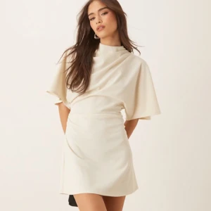 Klänning från ASOS - Superfin vit/beige kortklänning från ASOS. Första bilden är från ASOS egna hemsida, resten är mina egna bilder. Klänningen har rynkade detaljer på båda sidorna av midjan och ena axeln. Nypris: 540kr. Skriv gärna om du vill ha fler bilder eller om du har frågor. Läs helst min bio innan du köper🫶🏻💫