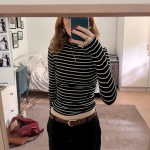 Svart & vit randig polotröja H&M - Svart och vit randig polotröja från H&M som passar mig som är XS! Den är tunn och har stretchigt skönt material, och jag säljer för att den inte kommer till användning och jag behöver pengar till min student