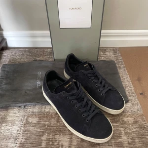 Tom Ford skor - Snygga mörkblå mocka sneakers från Tom Ford. Perfekta för dig som gillar stilrena och exklusiva sneakers. Självklart tillkommer box, dustbags och snören. Bara höra av er vid funderingar!!!