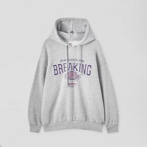 Grå hoodie från Pull&Bear - Säljer en grå hoodie från Pull&Bear med lila och rosa tryck. Tröjan har huva med snörning och ribbade muddar. Perfekt för dig som gillar en chill och sportig stil. Oversized passform för extra komfort. Bra skick, sällan använd. (EJ FRI FRAKT)