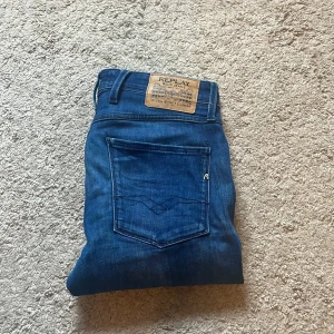 Replay Anbass  - Säljer mina mörkblåa Replay jeans i modellen Anbass! Storleken är 32/32 och priset ligger på 450. 