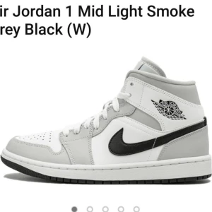 Jordan 1 Mid - Säljer ett par Nike Air Jordan 1 Mid i färgerna Light Smoke Grey och Black. Köpte för 3000kr