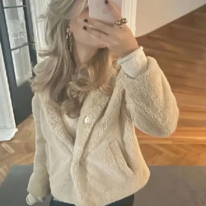 Beige fluffig teddyjacka - Passar XS/S, så mysig under höst/vinter/vår💓💓