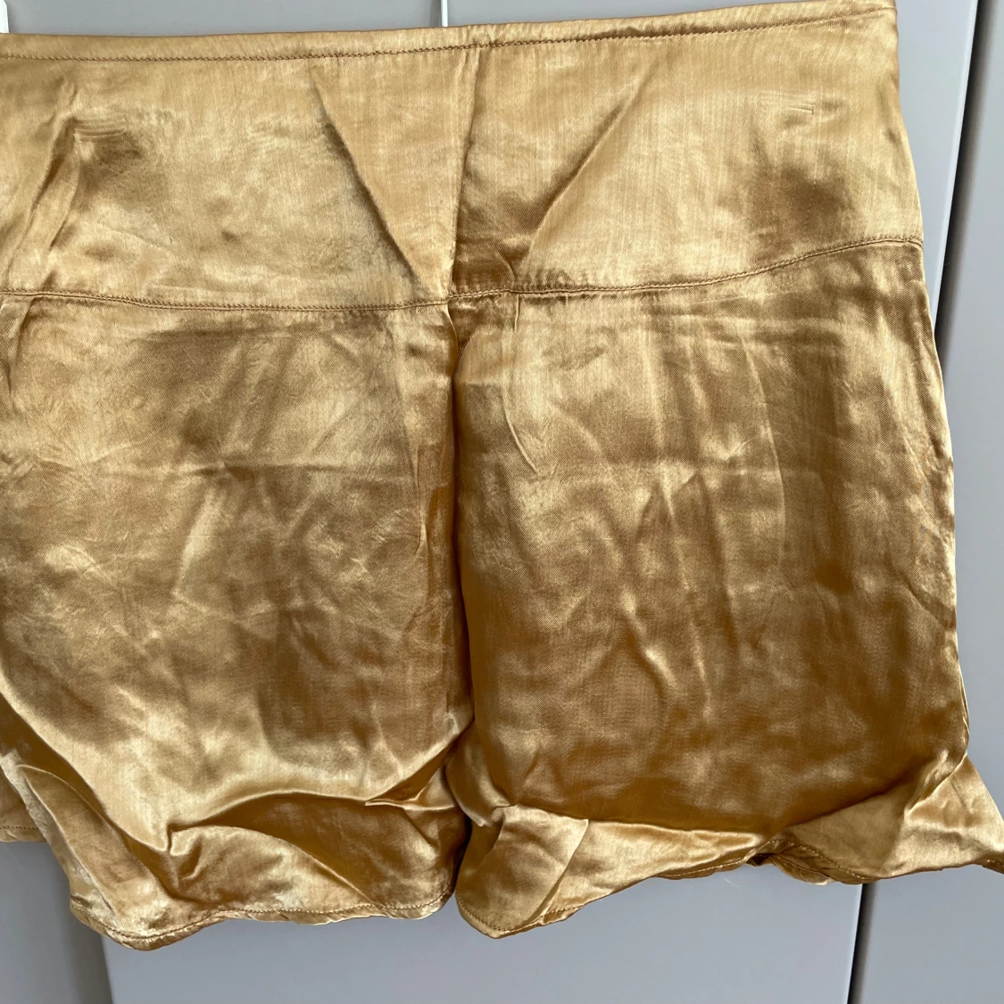 Guldig kjol  i sidenlook med knappar - 1