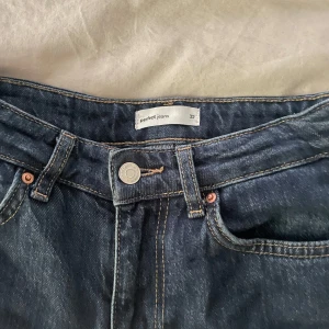  bootcut jeans mörkblå - Mörkblå jeans från Perfect Jeans Gina tricot. 