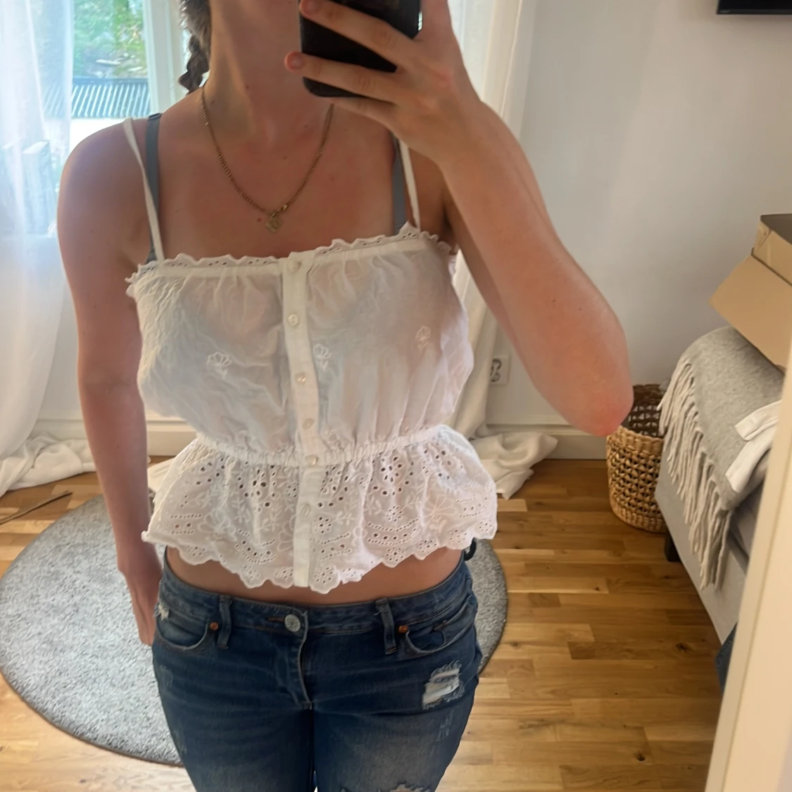 Vit broderad linnetopp med volang