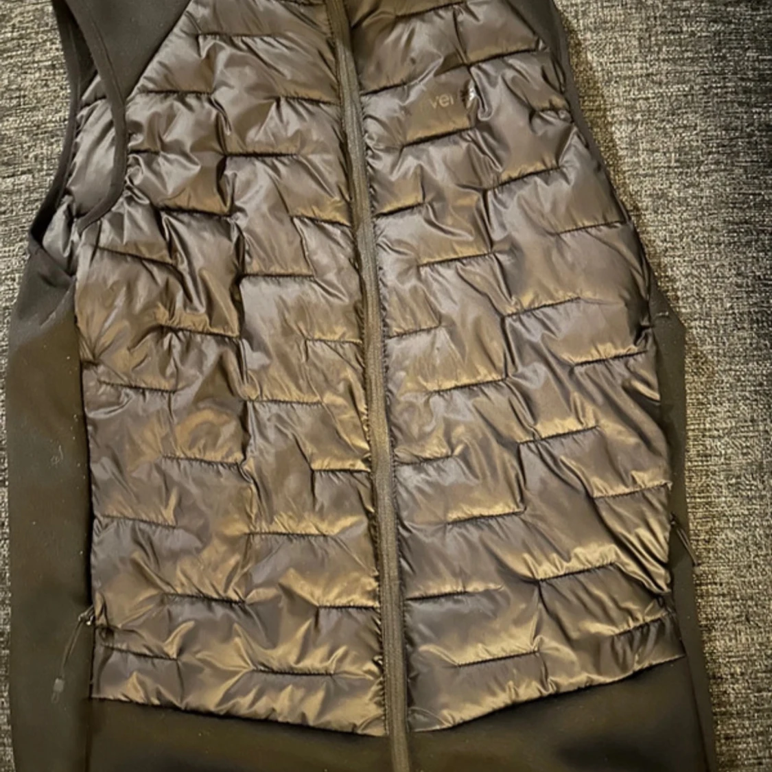 Svart dunväst från Everest 