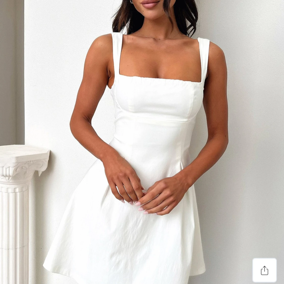 Vit kort klänning med rosett i ryggen - 1