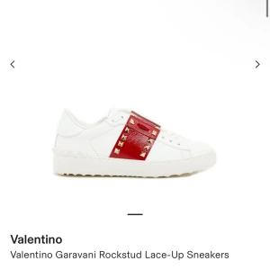 Valentino skor  - Säljer mina valentino skor som är använda i bra sick. Köpte de i butik så de är äkta. Medföljer box och allt. Egna bilder kan skickas 