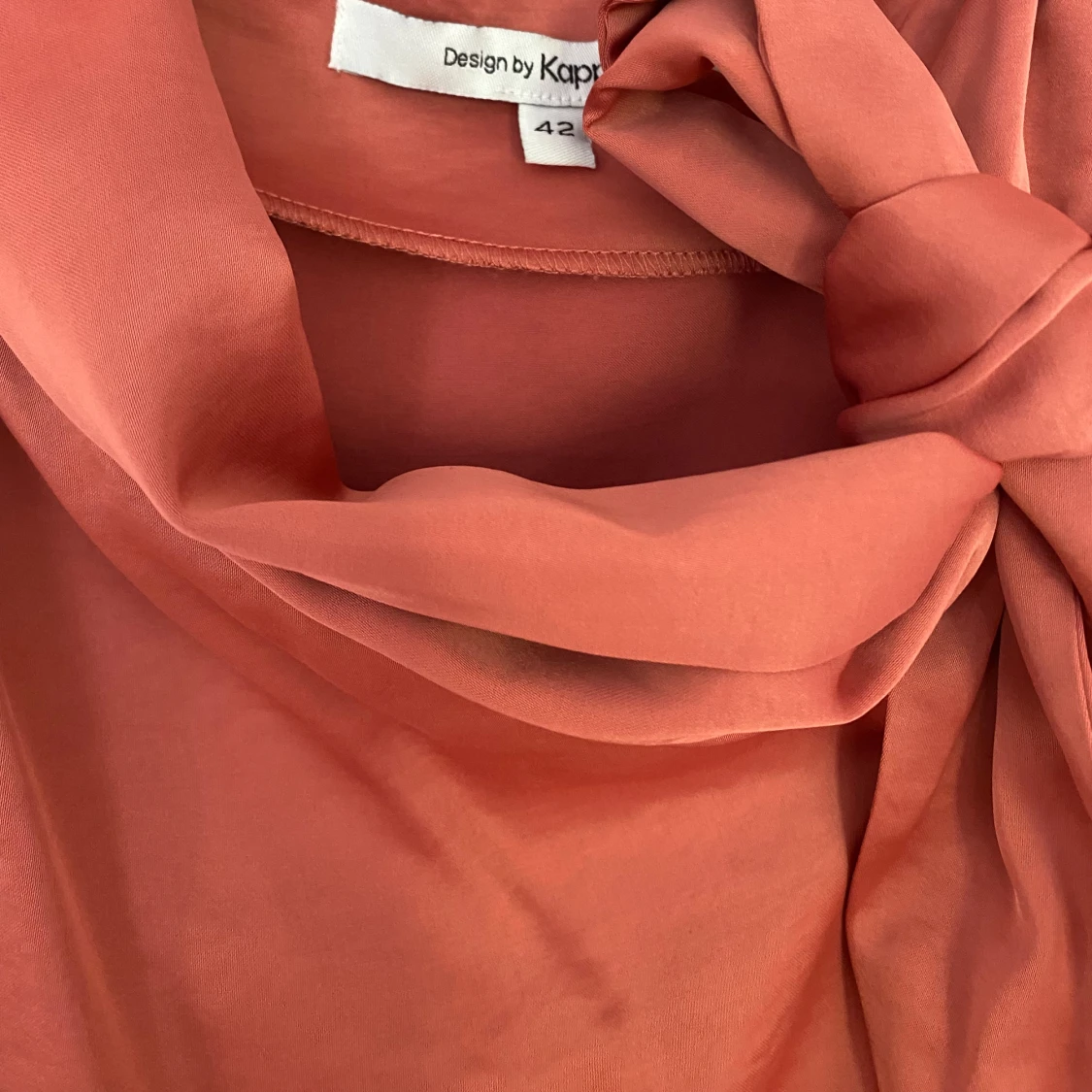 Rosa ärmlös klänning med rosettdetalj från Indiska - 4