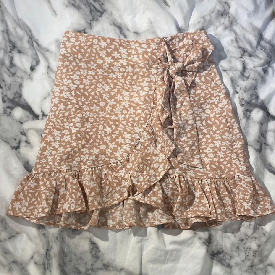 Rosa blommig kjol med volang från SHEIN - 1