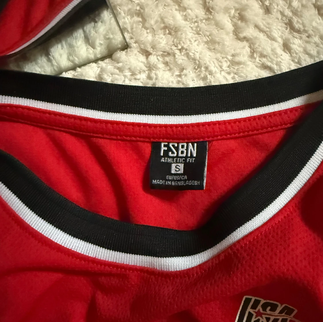 Röd och svart basketinspirerad t-shirt från FSBN - 2