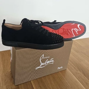 Louboutin skor  - Säljer ett par nya fina Louboutin skor för ett mycket bra pris, storlek 45. Nytt skick inga skador. Skriv för intresse!