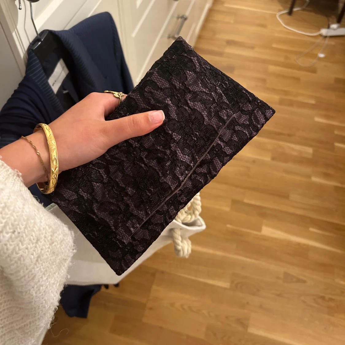 Svart spets kuvertväska med lila rosett - 1