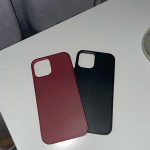 Mobilskal - Två mobilskal för iphone 12 i vinröd och svart 