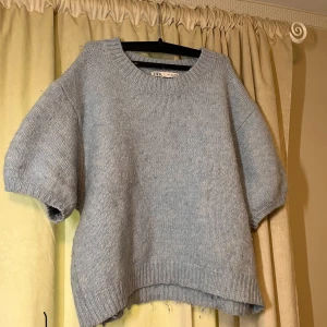 Stickad t shirt  - Stickad t shirt från Zara i ljusblå, passar alla strl. 