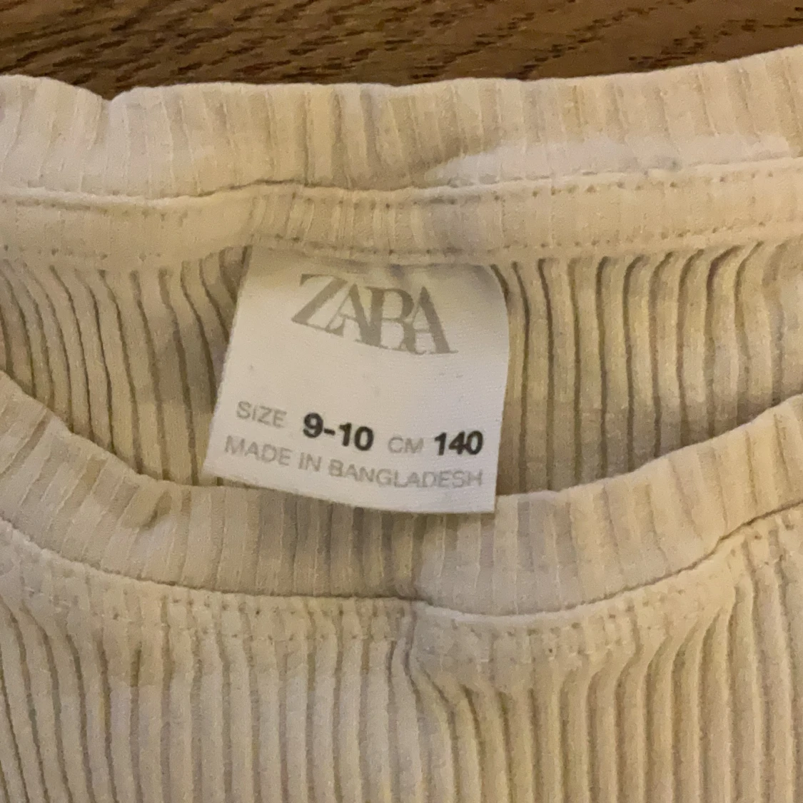 Vit ribbad topp med volang från Zara - 2