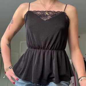 Svart sött linne - Svart knappt använt linne med resorband i midjan och en fin spets upptill🖤❤️