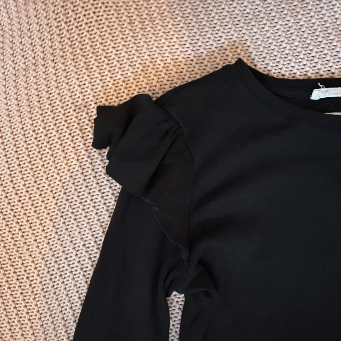 Svart långärmad topp med volang från Reserved - 3