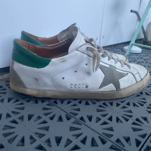 Golden Goose Superstar sneakers med grön häl - Säljer ett par fräscha sommar skor av märket golden goose riktigt fräscha har haft dom i 3-4 veckor säljer dom för jag vill ha lite pengar till sommaren hör av er vid intresse 