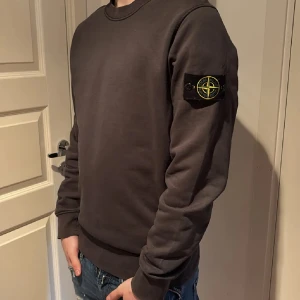 Stone Island tröja  - Säljer en skit snygg stone island tröja då den inte används längre. Är i storlek S men passar perfekt till M/L. Köpt på NK i Göteborg 
