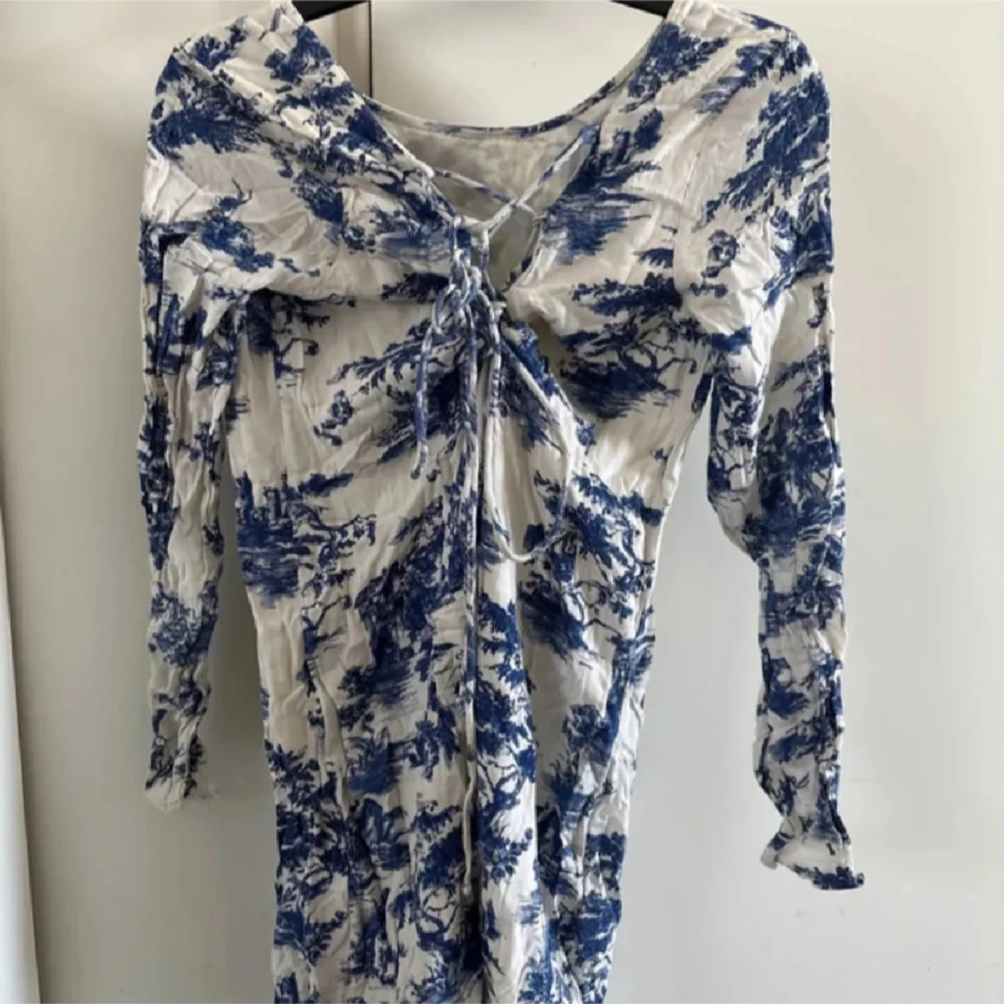 Vit och blå långärmad klänning med knyt