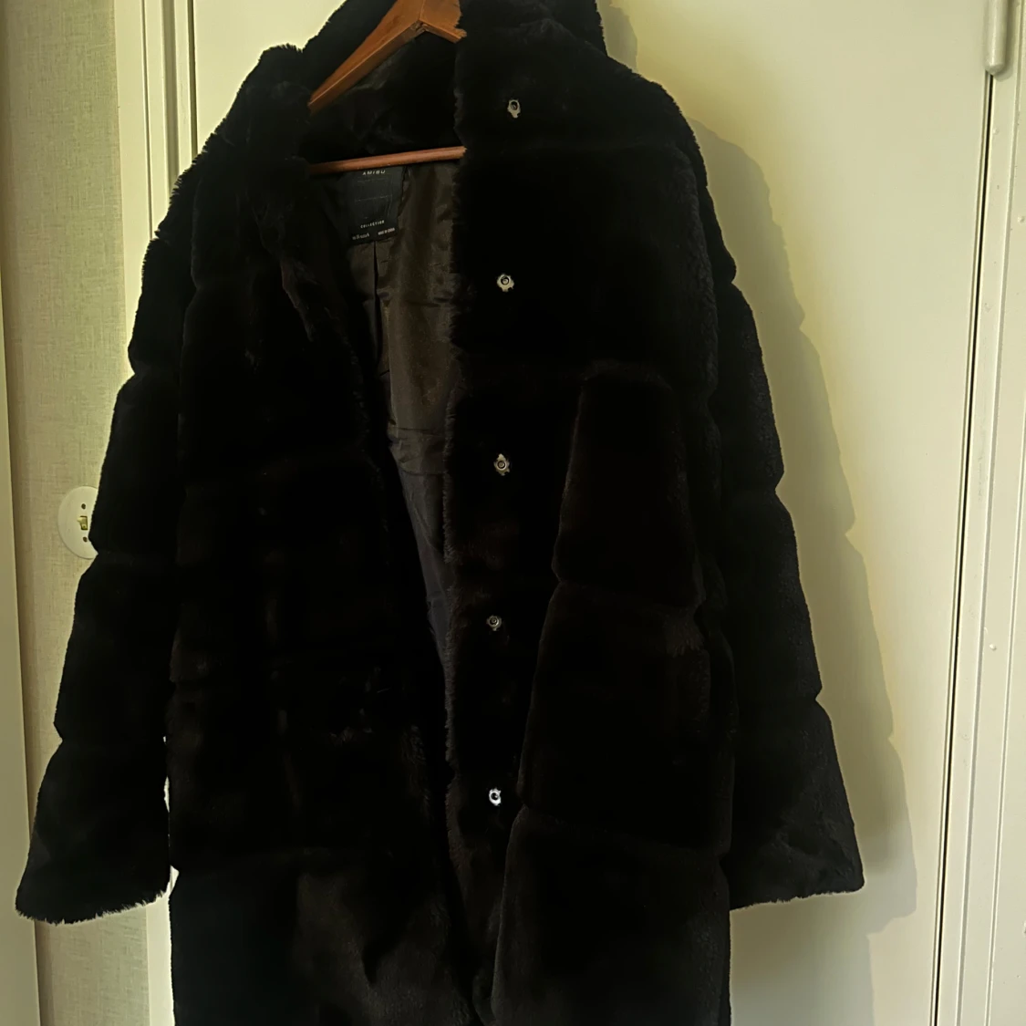 Svart pälsjacka med knappar