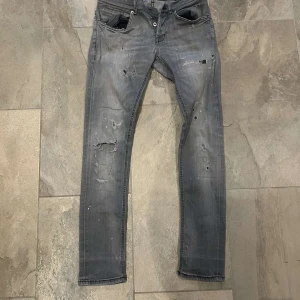 Grå slitna jeans med skinny fit - Säljer ett par sköööna dondisar i strl 32 dem e feta som fan dme har sin egna touch då dem har fått egen wear and tear så finns inga likadan dem är i bra skick pris 799