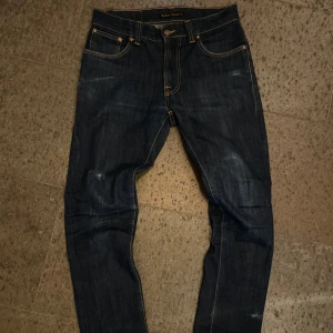 Nudie jeans med slitningar  - Säljer dessa nudie jeans i model ”thin finn” med slitningar. Riktigt feta, priset är inte hugget i sten!  Nypris: 1200