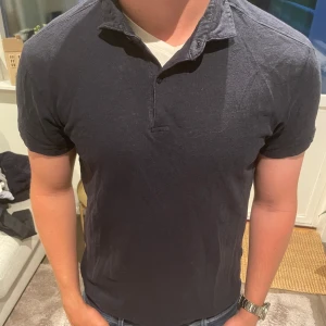 Massimo Dutti piké  - En stilig Piké tröja från Massimo Dutti som är i ett bra skick. 😊 Stl: L Ny pris 1000 kr vårt pris 159 kr 🤩